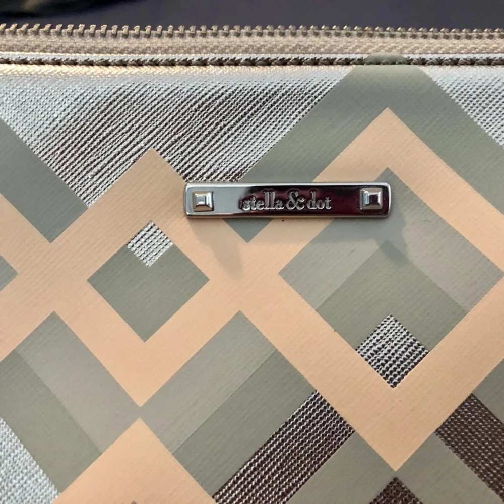 NWOT Stella & Dot Gold & Beige Geometric Patterned Zippered Metallic Clutch